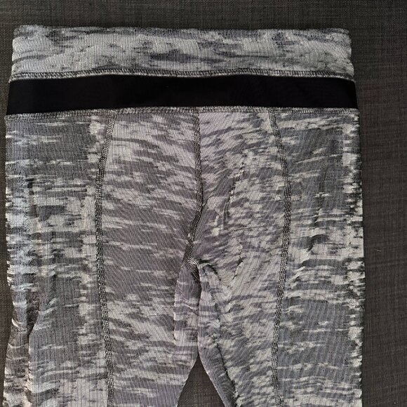 Lululemon Leggings, EUC, Black and Grey, size 6 - Picture 6 of 7